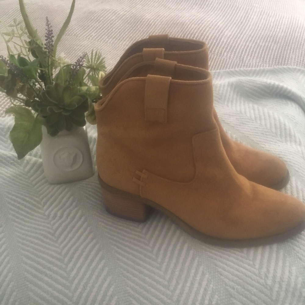 Buckskin tan Vince Camuto booties size 10